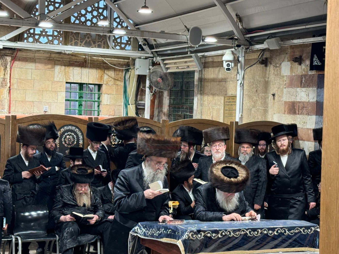 הגה"צ גאב"ד מאקאווא באמירת הסליחות במערת המכפלה