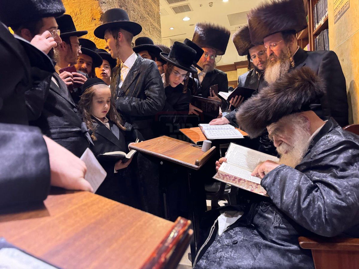 הגה"צ גאב"ד מאקאווא באמירת הסליחות במערת המכפלה