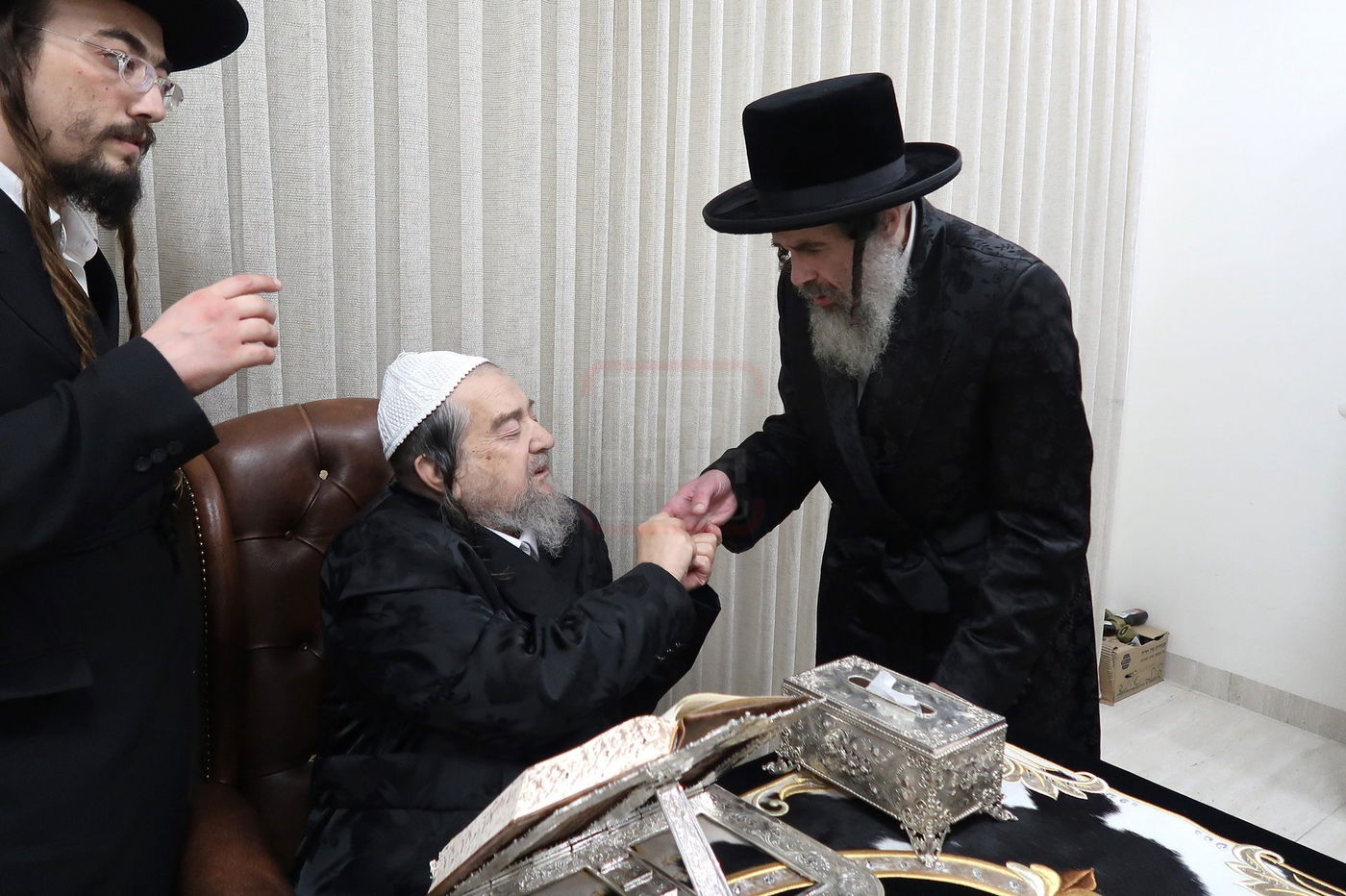 הגה"צ רבי חיים מאיר הגר אב"ד ויז'ניץ בביקור אצל הגה"צ רבי יעקב מאיר שכטר