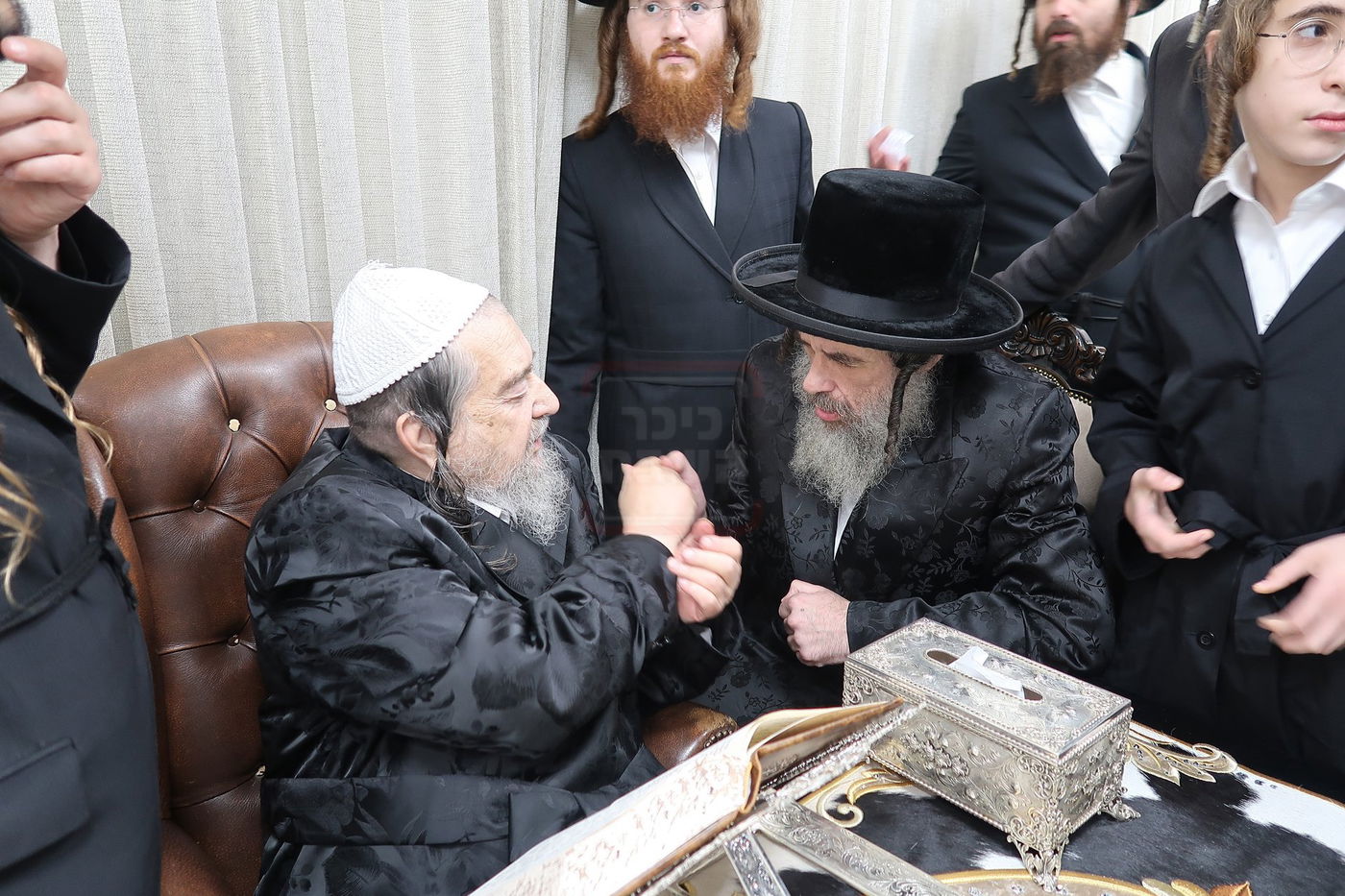 הגה"צ רבי חיים מאיר הגר אב"ד ויז'ניץ בביקור אצל הגה"צ רבי יעקב מאיר שכטר