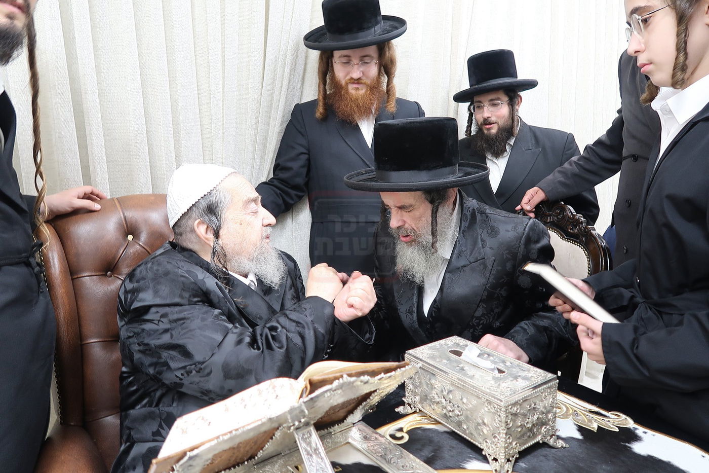 הגה"צ רבי חיים מאיר הגר אב"ד ויז'ניץ בביקור אצל הגה"צ רבי יעקב מאיר שכטר