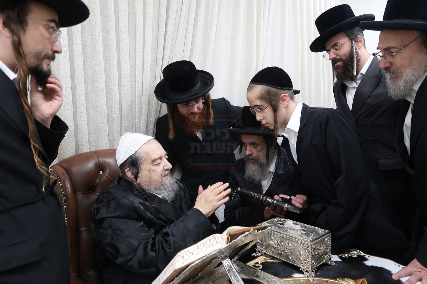 הגה"צ רבי חיים מאיר הגר אב"ד ויז'ניץ בביקור אצל הגה"צ רבי יעקב מאיר שכטר