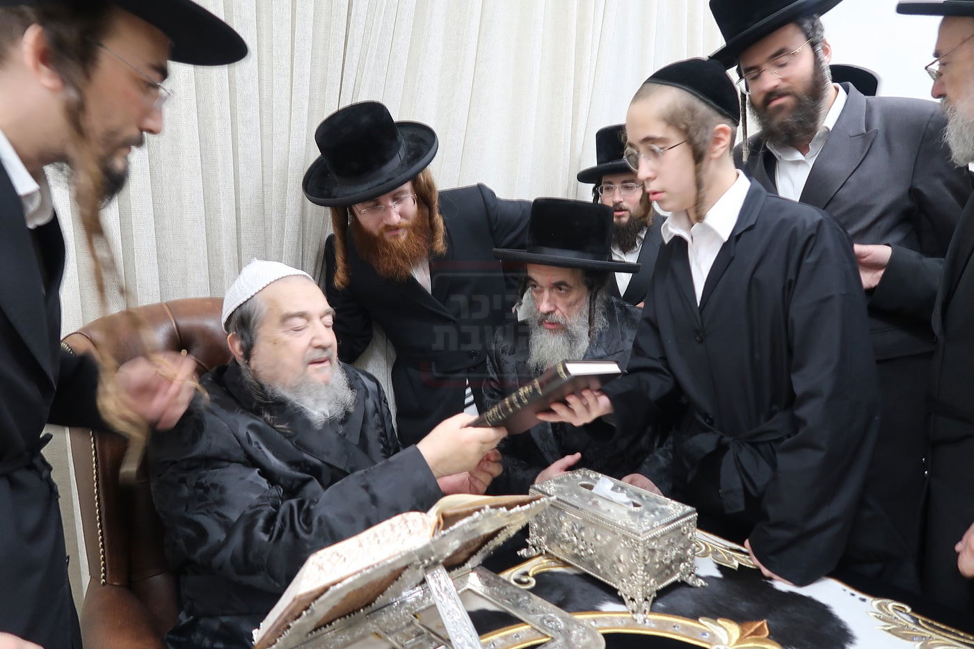 הגה"צ רבי חיים מאיר הגר אב"ד ויז'ניץ בביקור אצל הגה"צ רבי יעקב מאיר שכטר