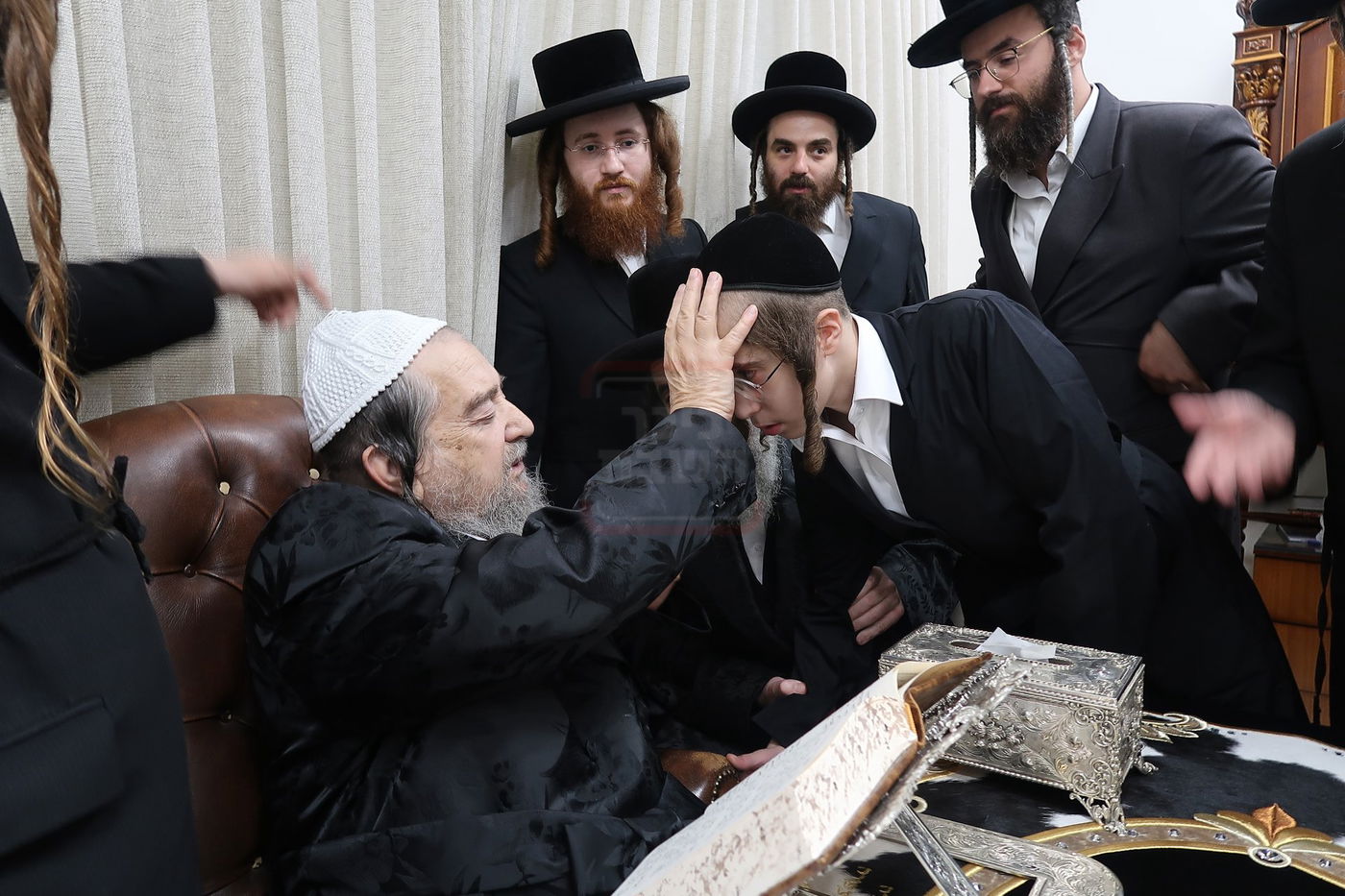 הגה"צ רבי חיים מאיר הגר אב"ד ויז'ניץ בביקור אצל הגה"צ רבי יעקב מאיר שכטר