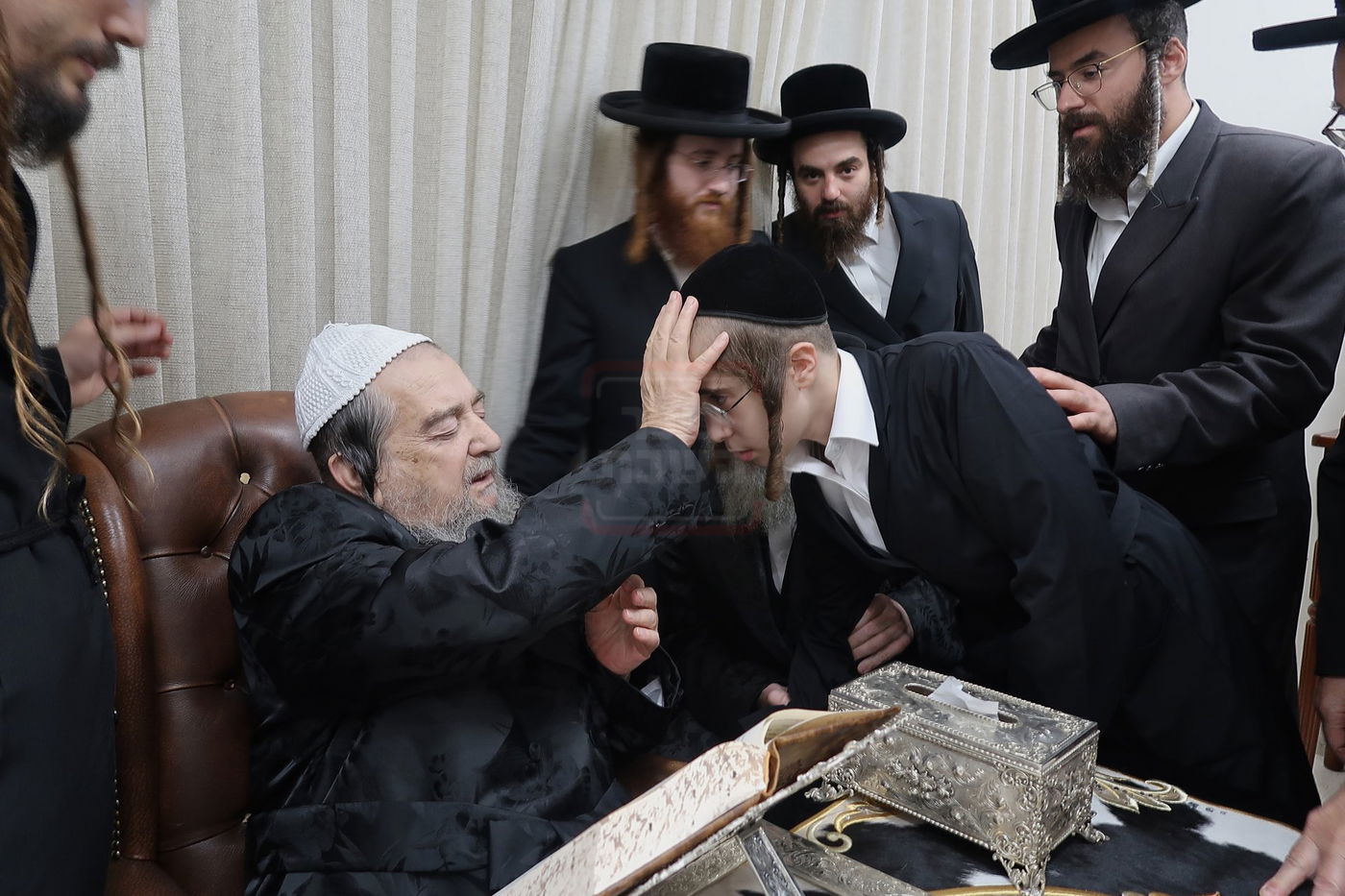 הגה"צ רבי חיים מאיר הגר אב"ד ויז'ניץ בביקור אצל הגה"צ רבי יעקב מאיר שכטר