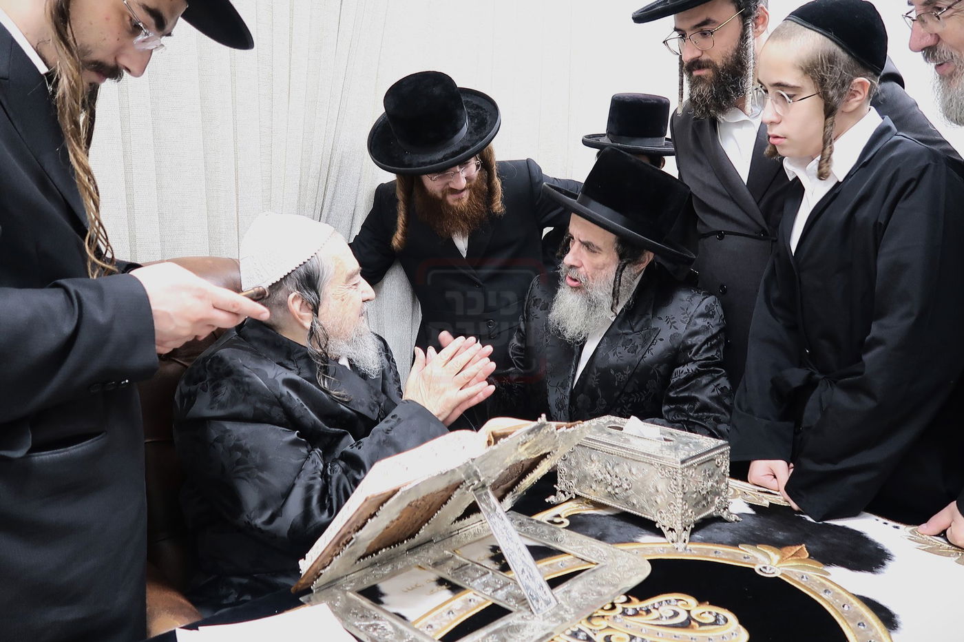 הגה"צ רבי חיים מאיר הגר אב"ד ויז'ניץ בביקור אצל הגה"צ רבי יעקב מאיר שכטר