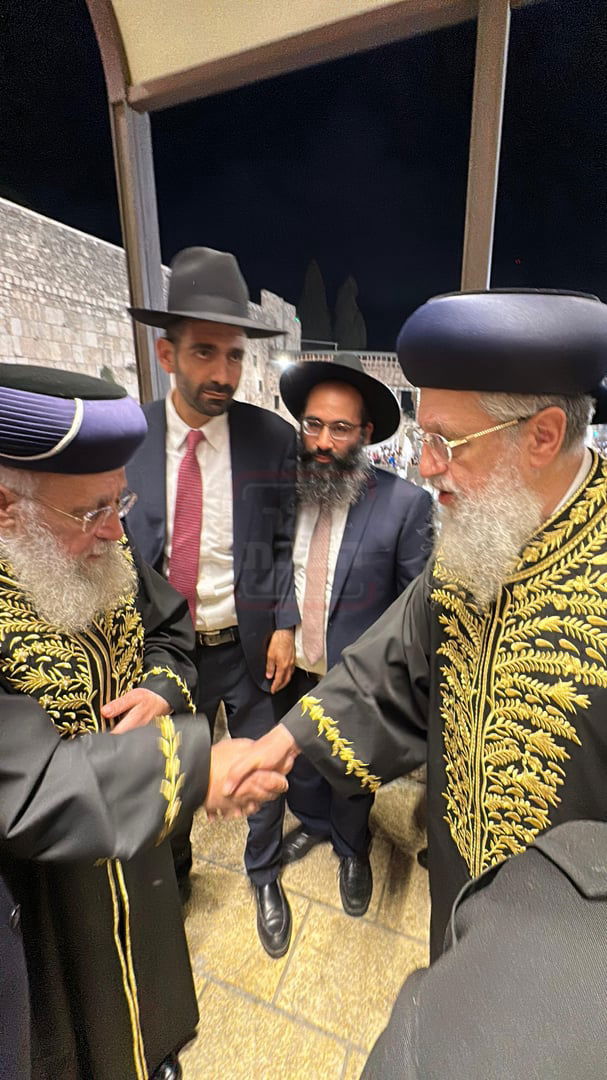 האחים הראשלצי"ם הגר"י והגר"ד יוסף בלחיצת ידיים בכותל