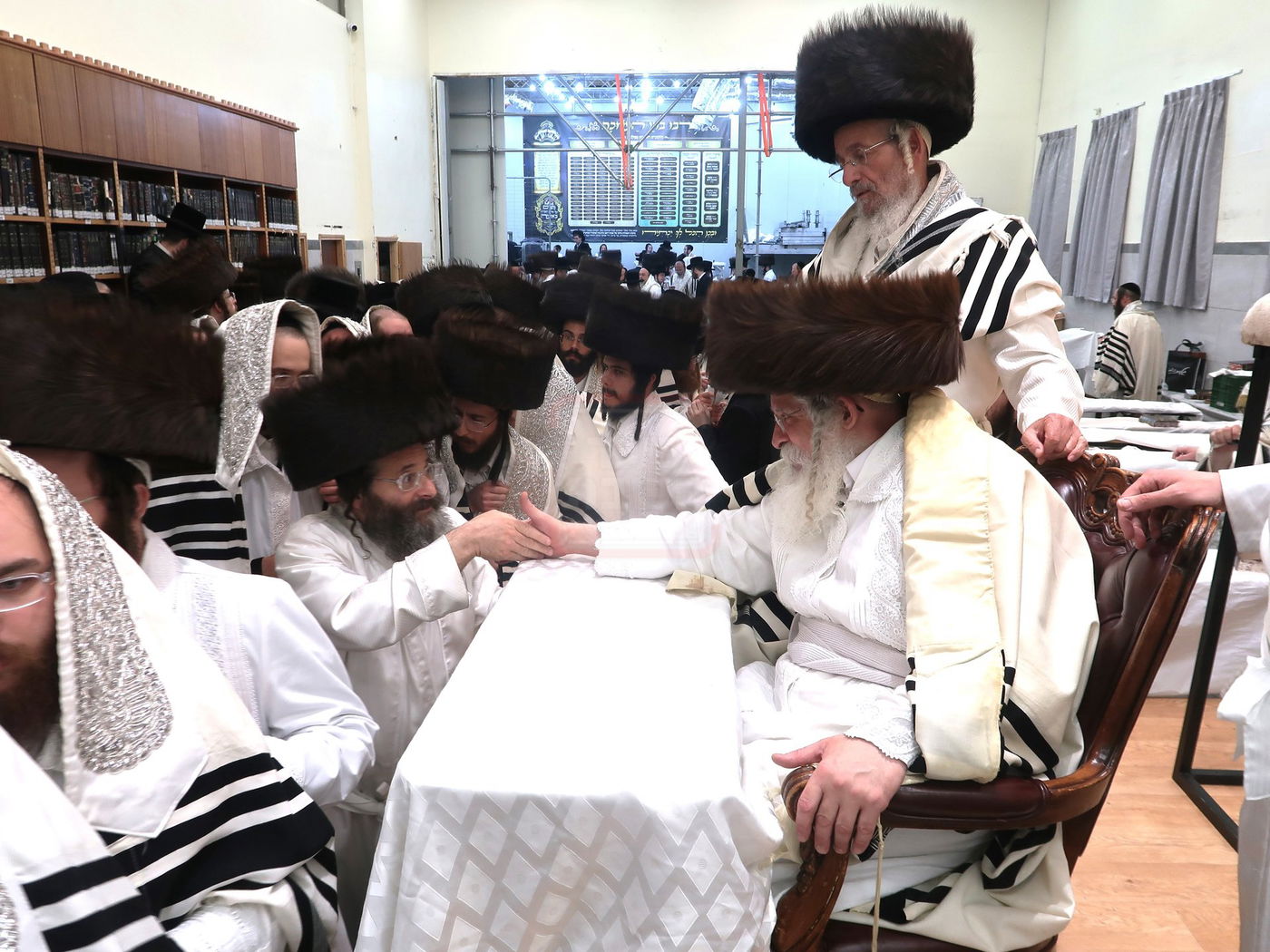 מוצאי יום כיפור אצל האדמו"ר מנדבורנה ירושלים