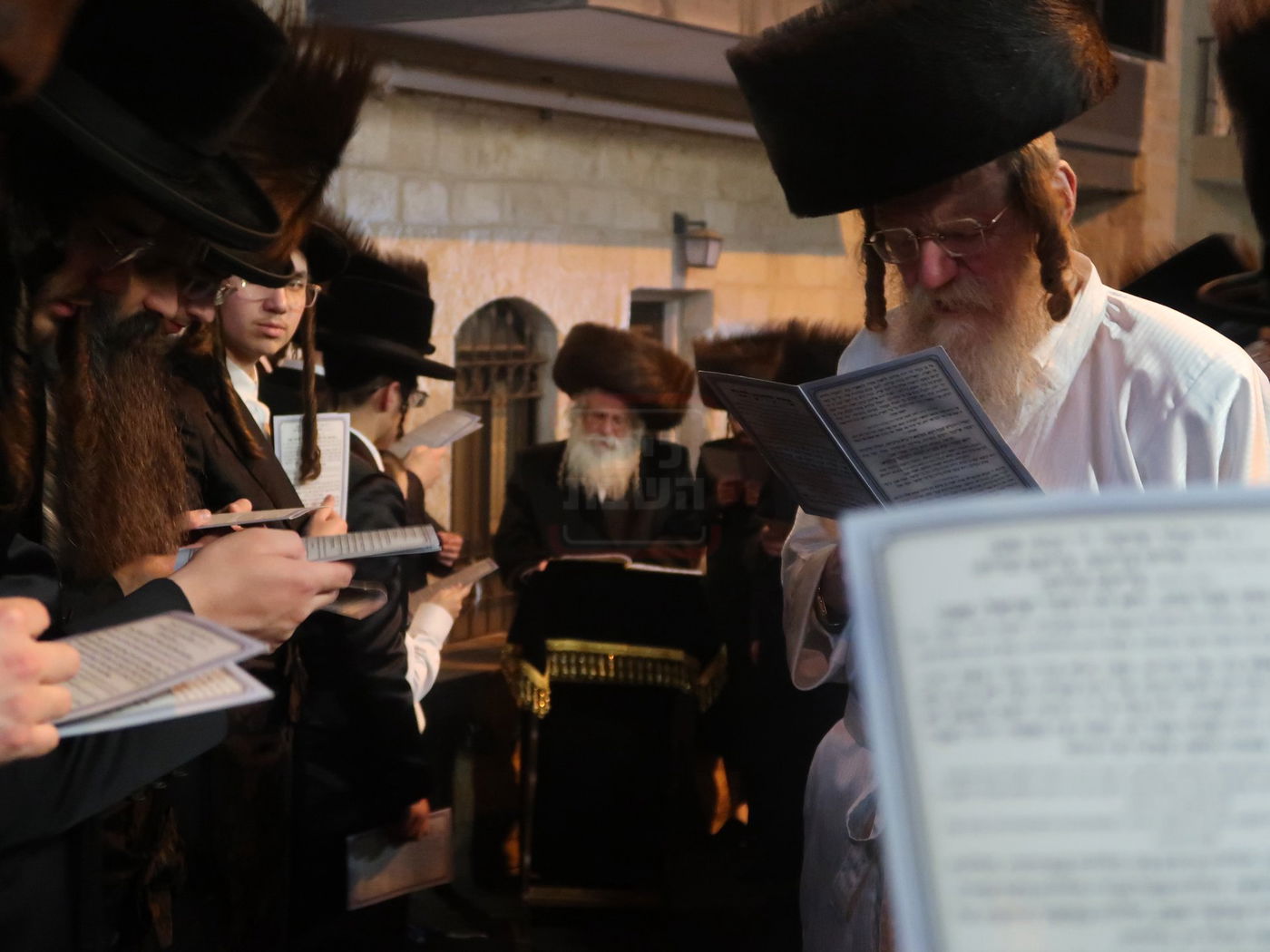 מוצאי יום כיפור אצל האדמו"ר מנדבורנה ירושלים