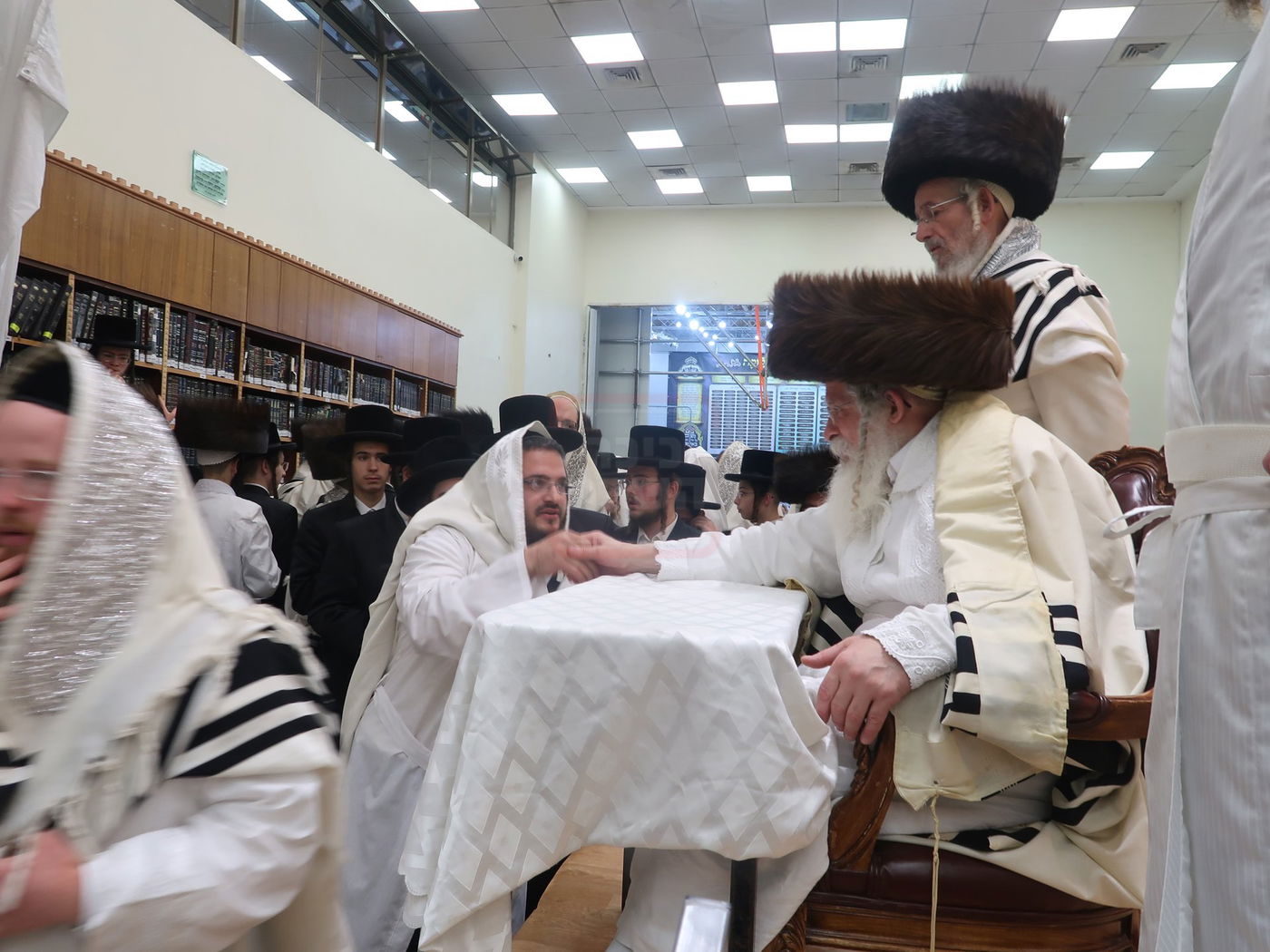 מוצאי יום כיפור אצל האדמו"ר מנדבורנה ירושלים