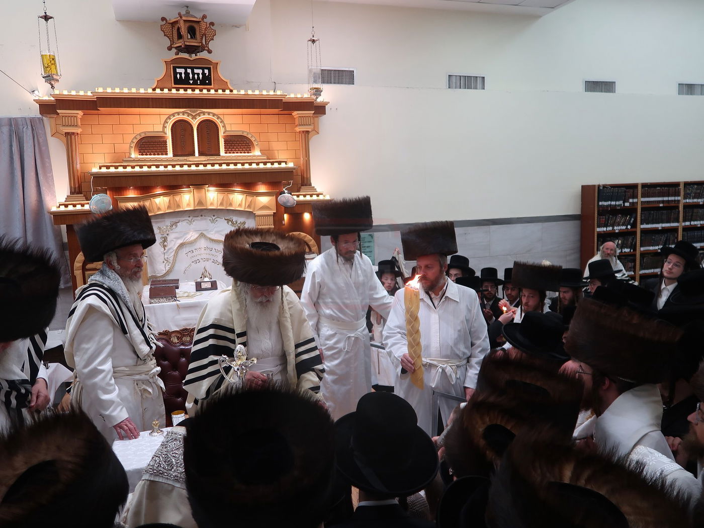 מוצאי יום כיפור אצל האדמו"ר מנדבורנה ירושלים