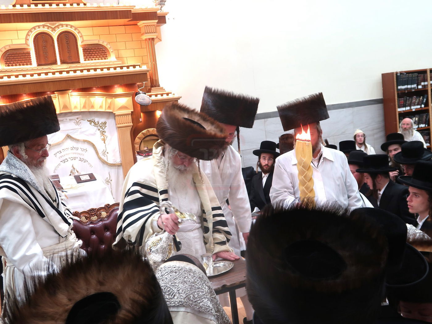 מוצאי יום כיפור אצל האדמו"ר מנדבורנה ירושלים