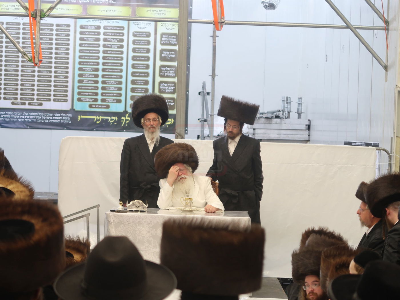 מוצאי יום כיפור אצל האדמו"ר מנדבורנה ירושלים