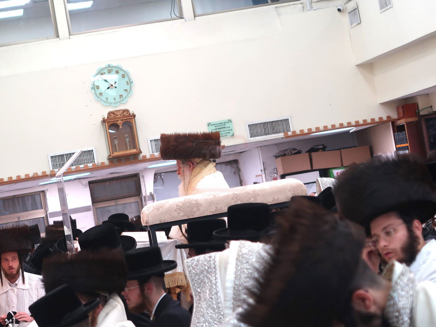 מוצאי יום כיפור אצל האדמו"ר מנדבורנה ירושלים