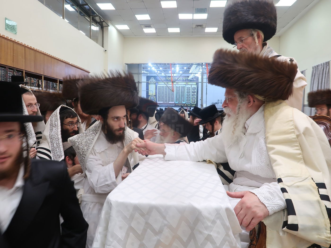 מוצאי יום כיפור אצל האדמו"ר מנדבורנה ירושלים