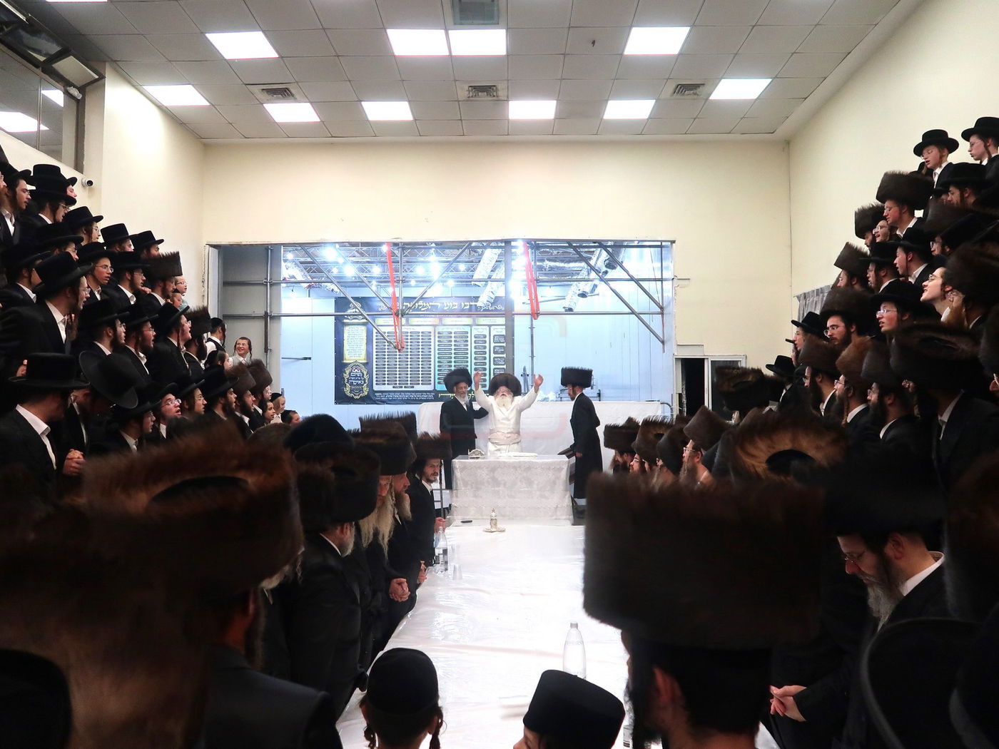 מוצאי יום כיפור אצל האדמו"ר מנדבורנה ירושלים