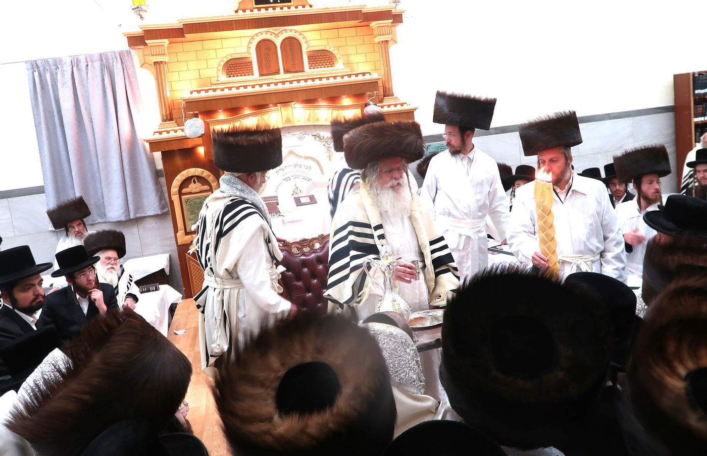 מוצאי יום כיפור אצל האדמו"ר מנדבורנה ירושלים