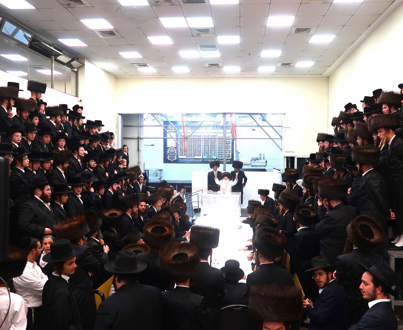 מוצאי יום כיפור אצל האדמו"ר מנדבורנה ירושלים