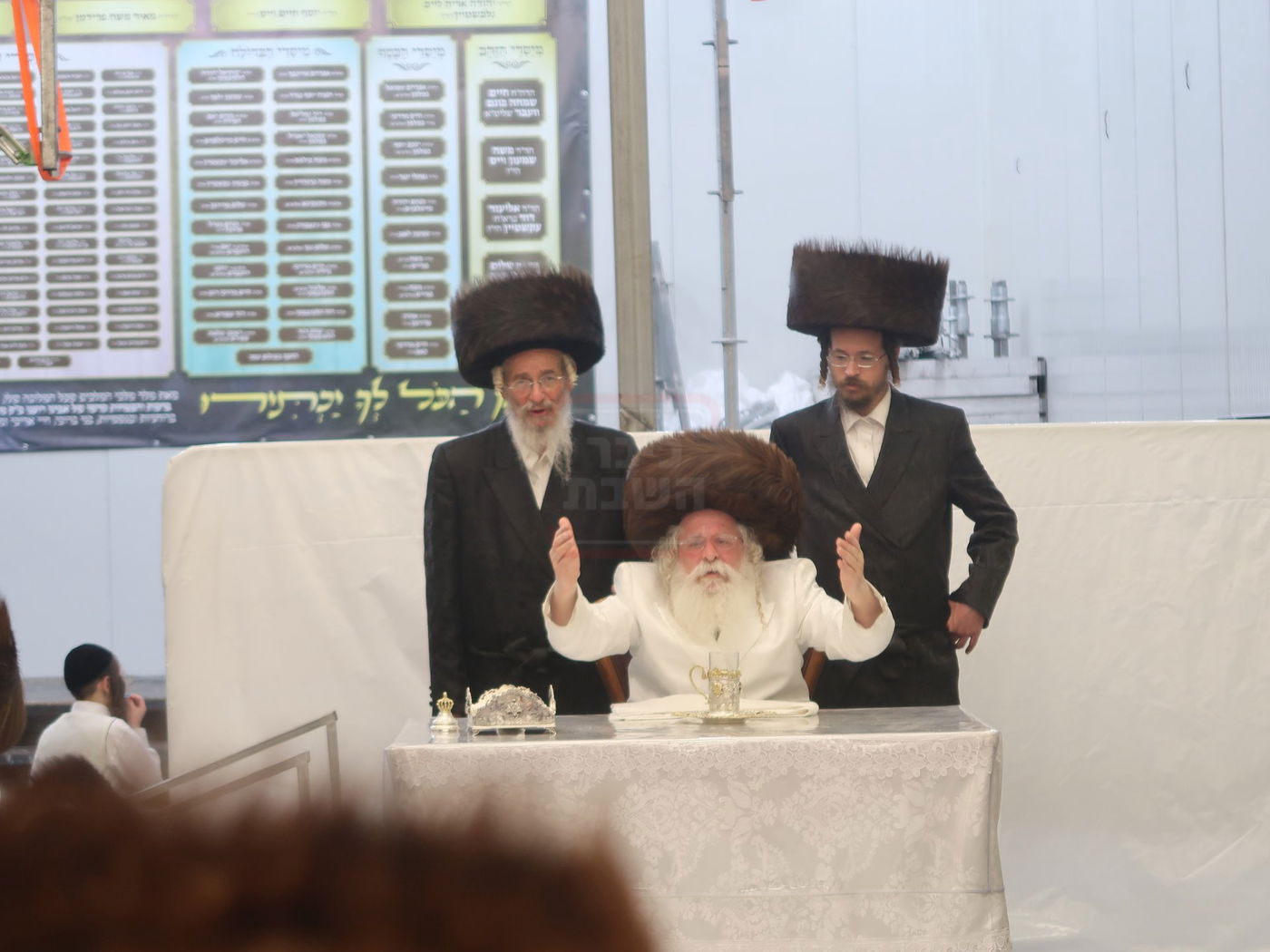 מוצאי יום כיפור אצל האדמו"ר מנדבורנה ירושלים