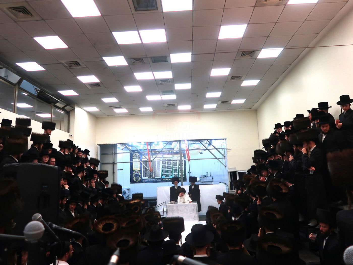 מוצאי יום כיפור אצל האדמו"ר מנדבורנה ירושלים