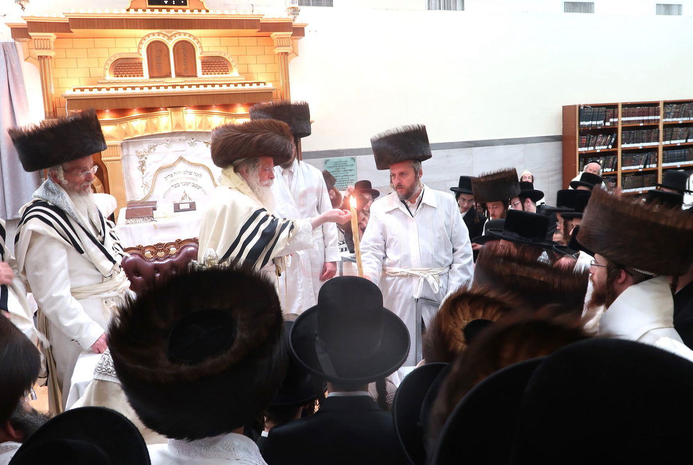 מוצאי יום כיפור אצל האדמו"ר מנדבורנה ירושלים