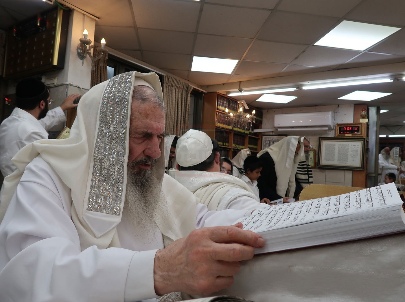 ערב ומוצאי יום כיפור אצל הגאון רבי ניסים בן שמעון