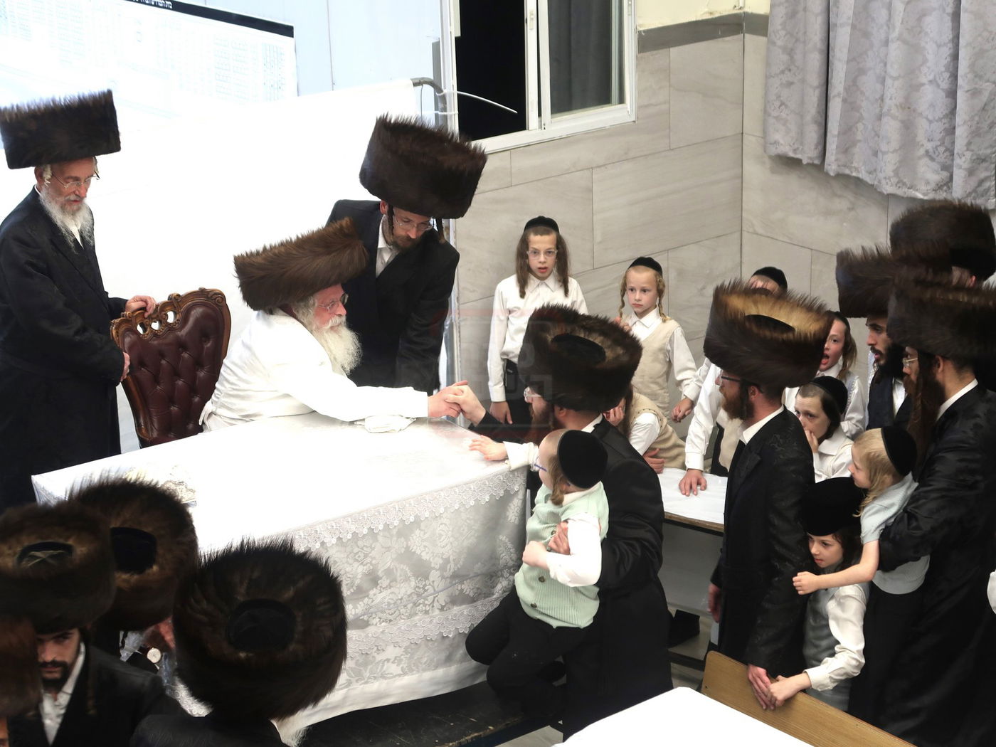 מוצאי יום כיפור אצל האדמו"ר מנדבורנה ירושלים