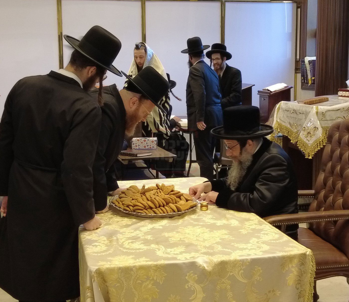 האדמו"ר מסקולען לייקווד בחלוקת לעקעך בערב יום כיפור