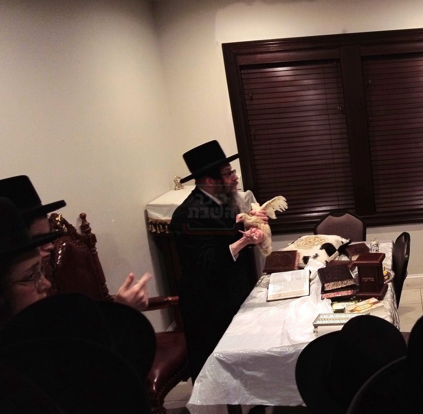 האדמו"ר מסקולען לייקווד במנהג כפרות