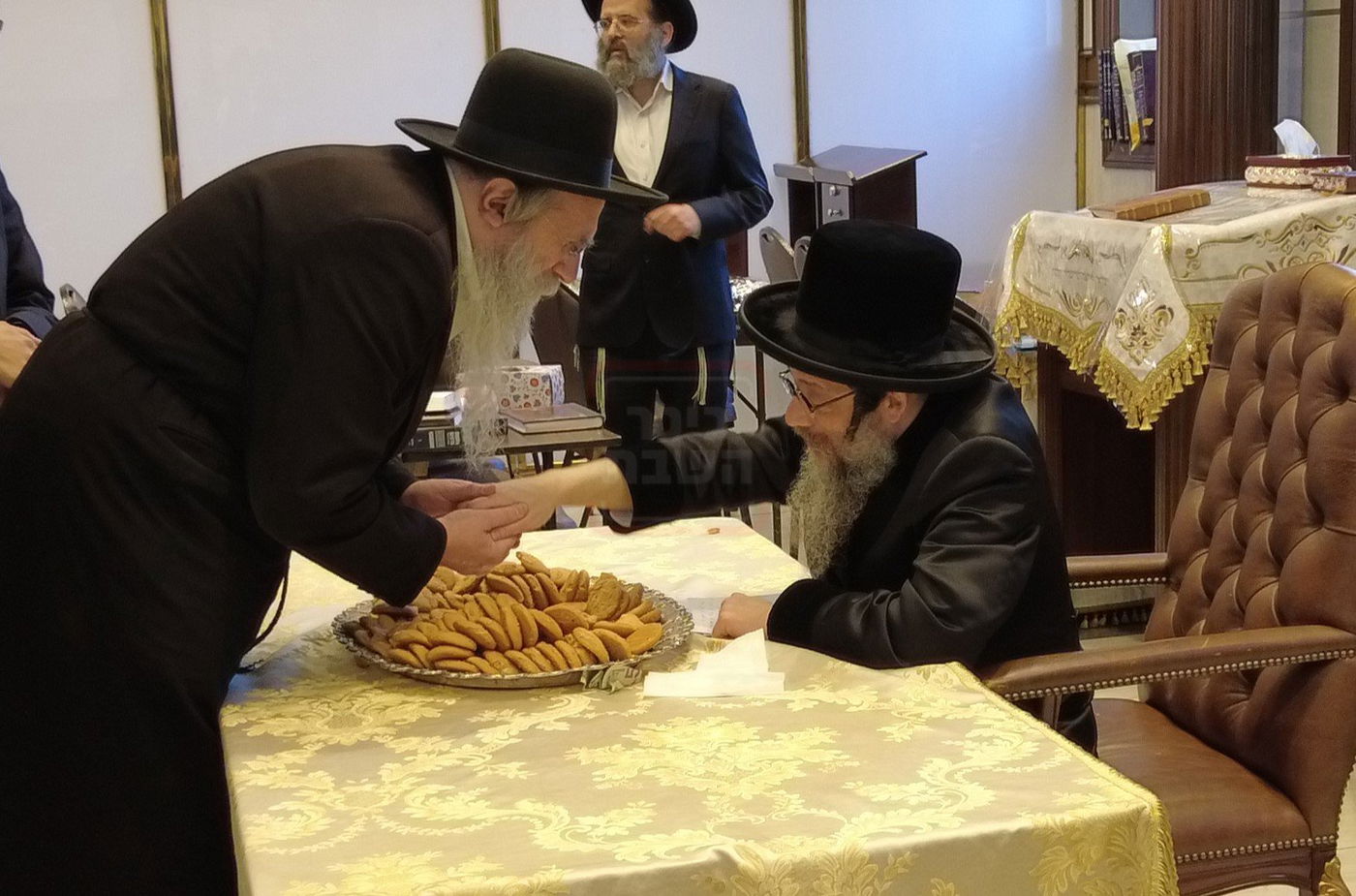 האדמו"ר מסקולען לייקווד בחלוקת לעקעך בערב יום כיפור