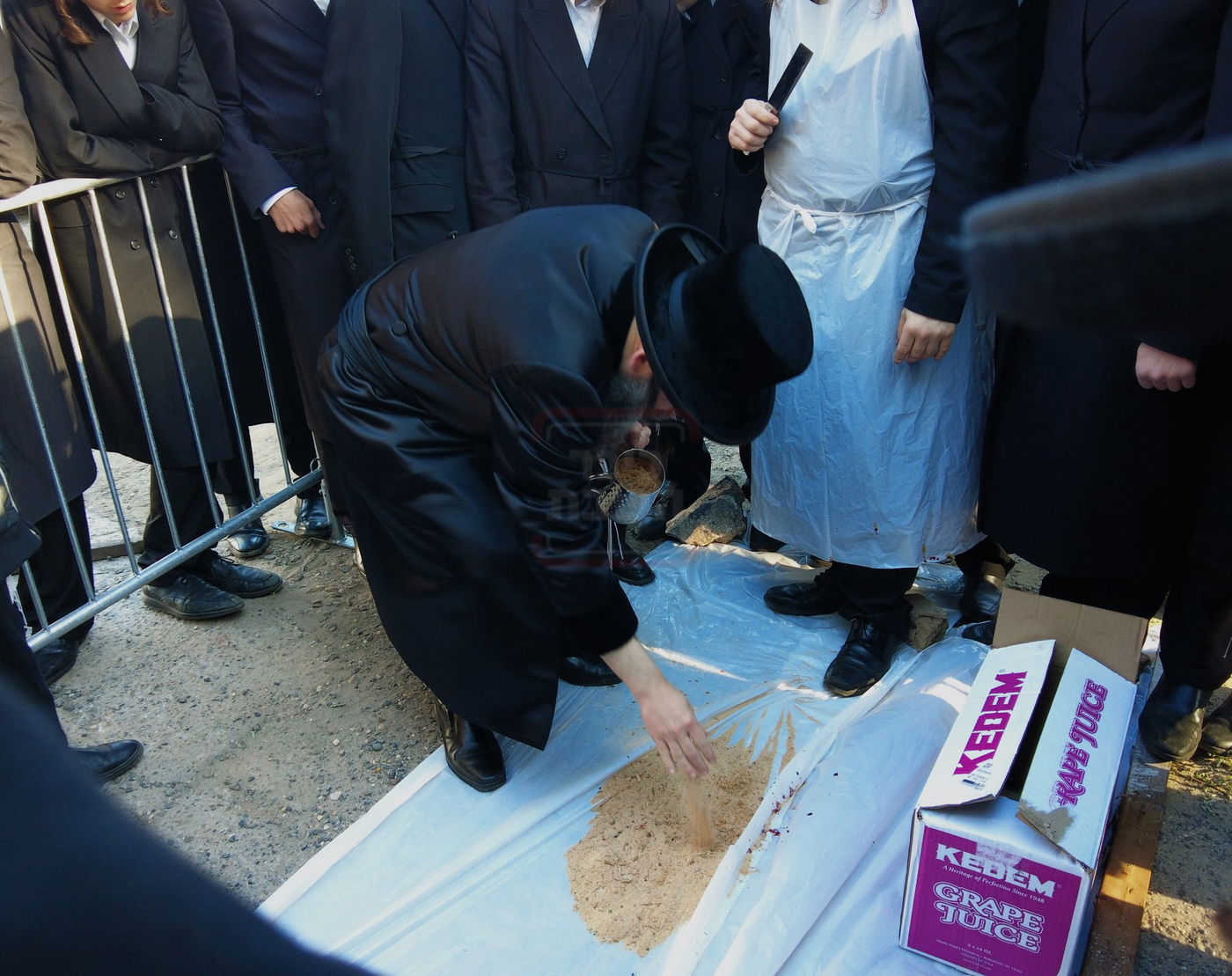 האדמו"ר מסקולען לייקווד במצוות כיסוי הדם