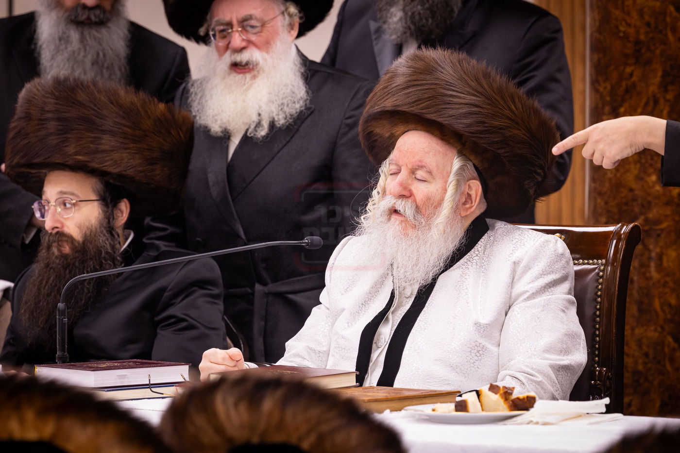 האדמו"ר מבאבוב בטיש ערב יום כיפור