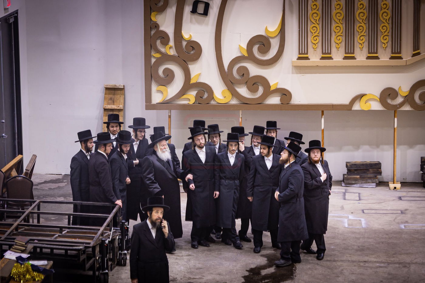 האדמו"ר מבאבוב בסיור בסוכה הגדולה של החסידות