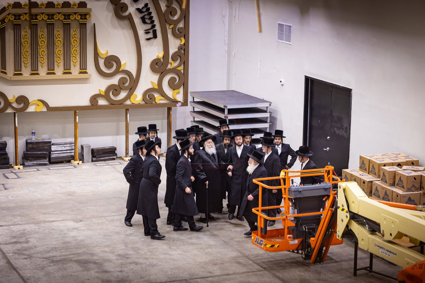 האדמו"ר מבאבוב בסיור בסוכה הגדולה של החסידות