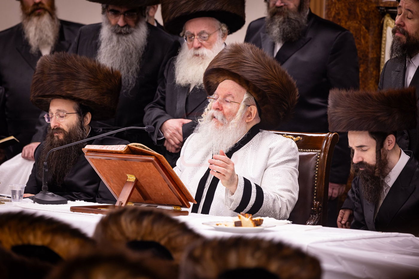 האדמו"ר מבאבוב בטיש ערב יום כיפור