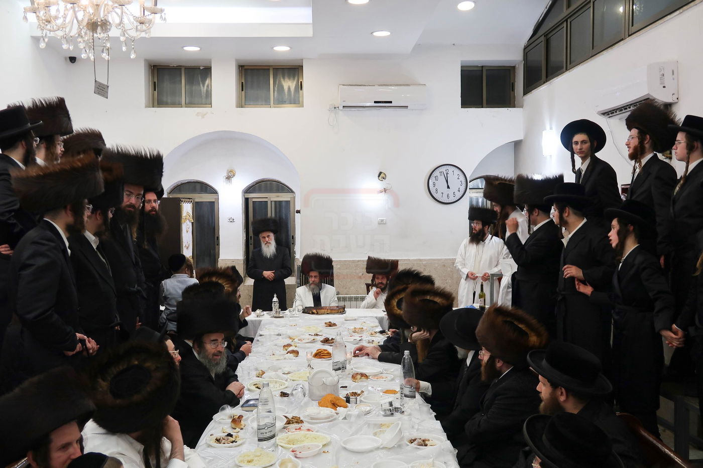 מוצאי יום כיפור אצל האדמו"ר מקרעטשניף סיגעט