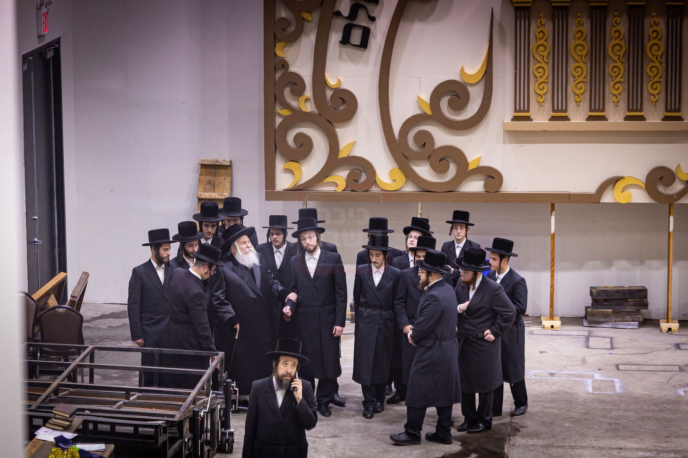 האדמו"ר מבאבוב בסיור בסוכה הגדולה של החסידות