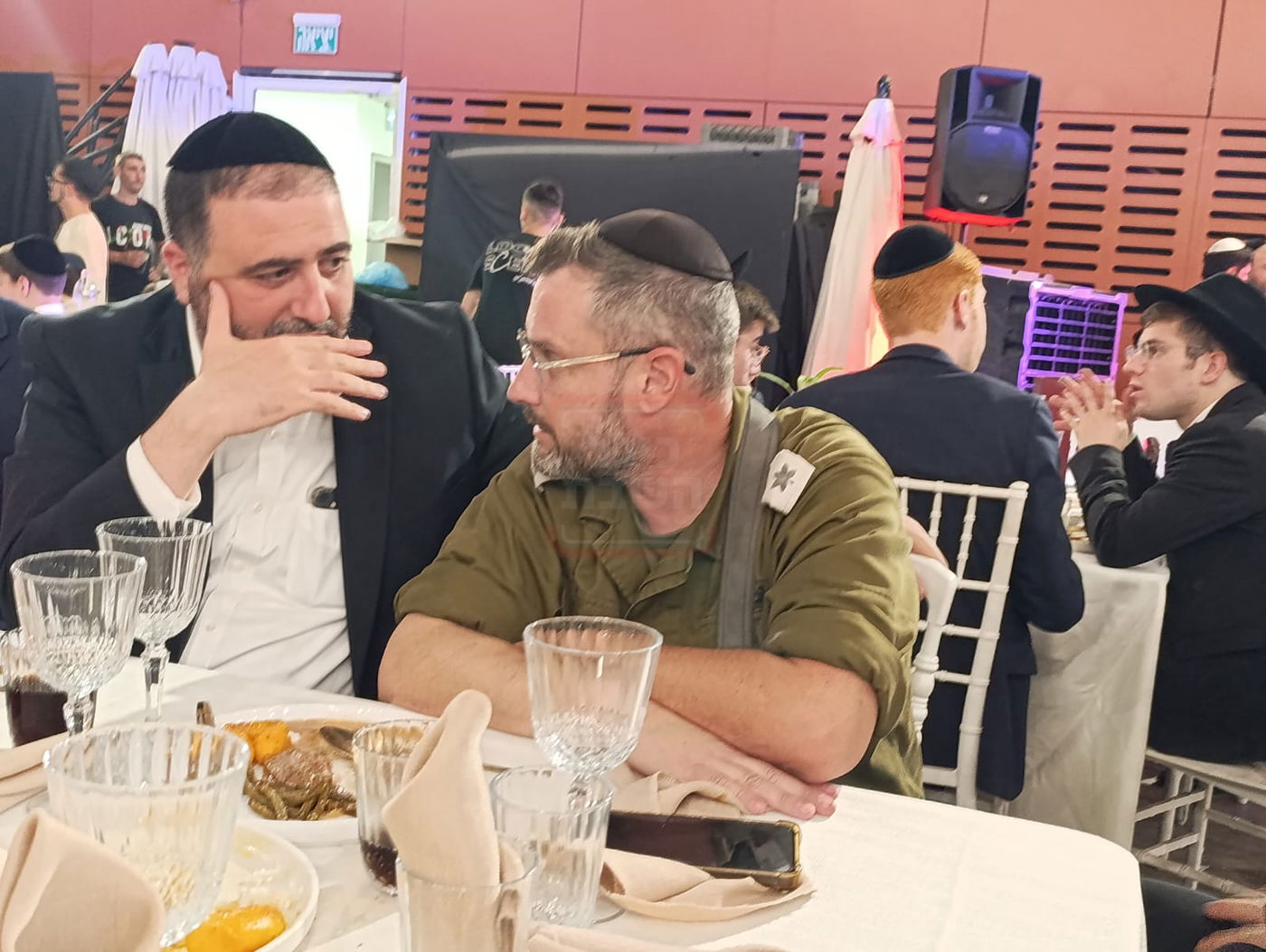 הסנדק המיליארדר | 'זופניק בכיכר' עם כל התמונות, הנייעס והחשיפות של השבוע