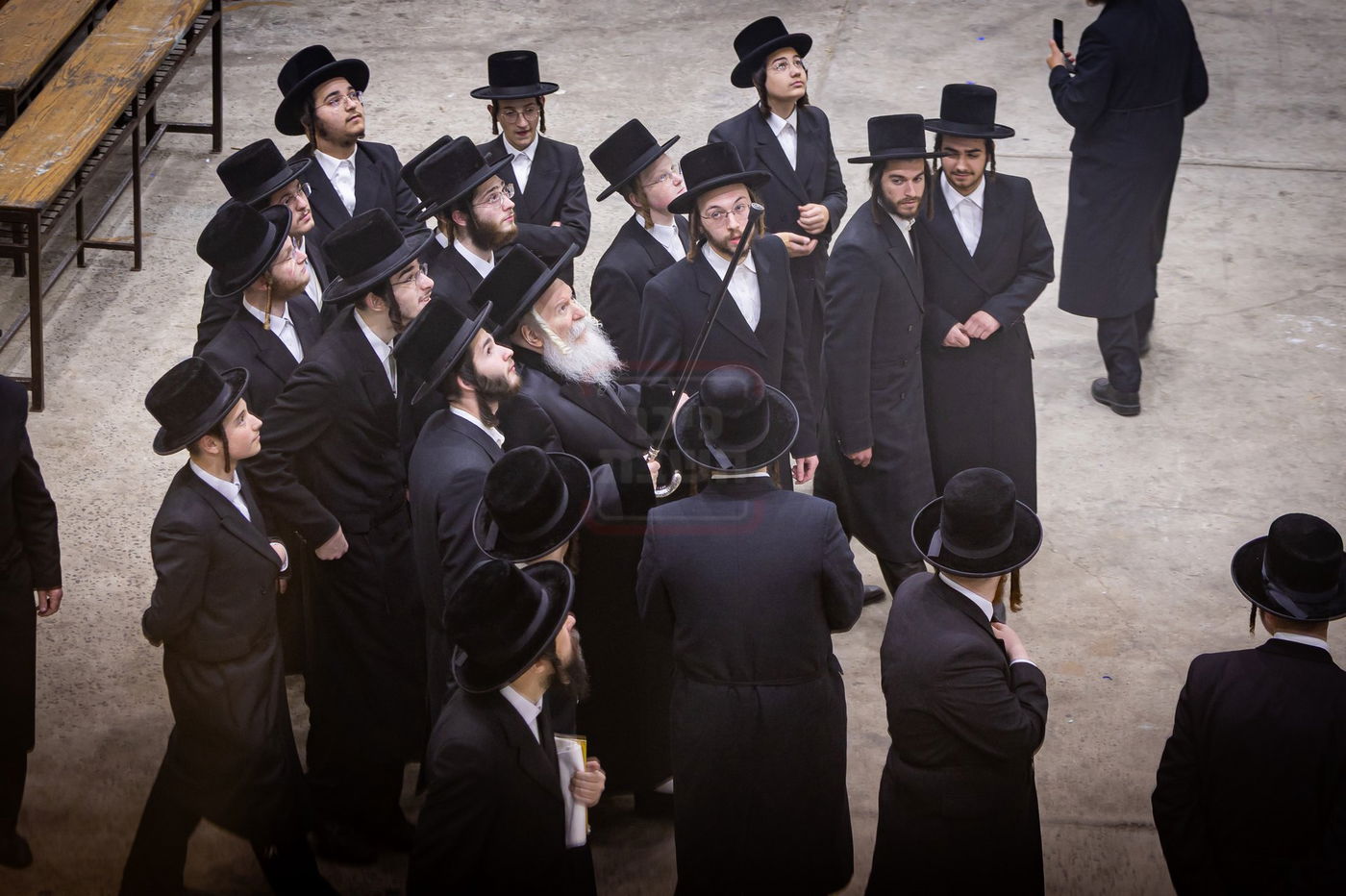 האדמו"ר מבאבוב בסיור בסוכה הגדולה של החסידות