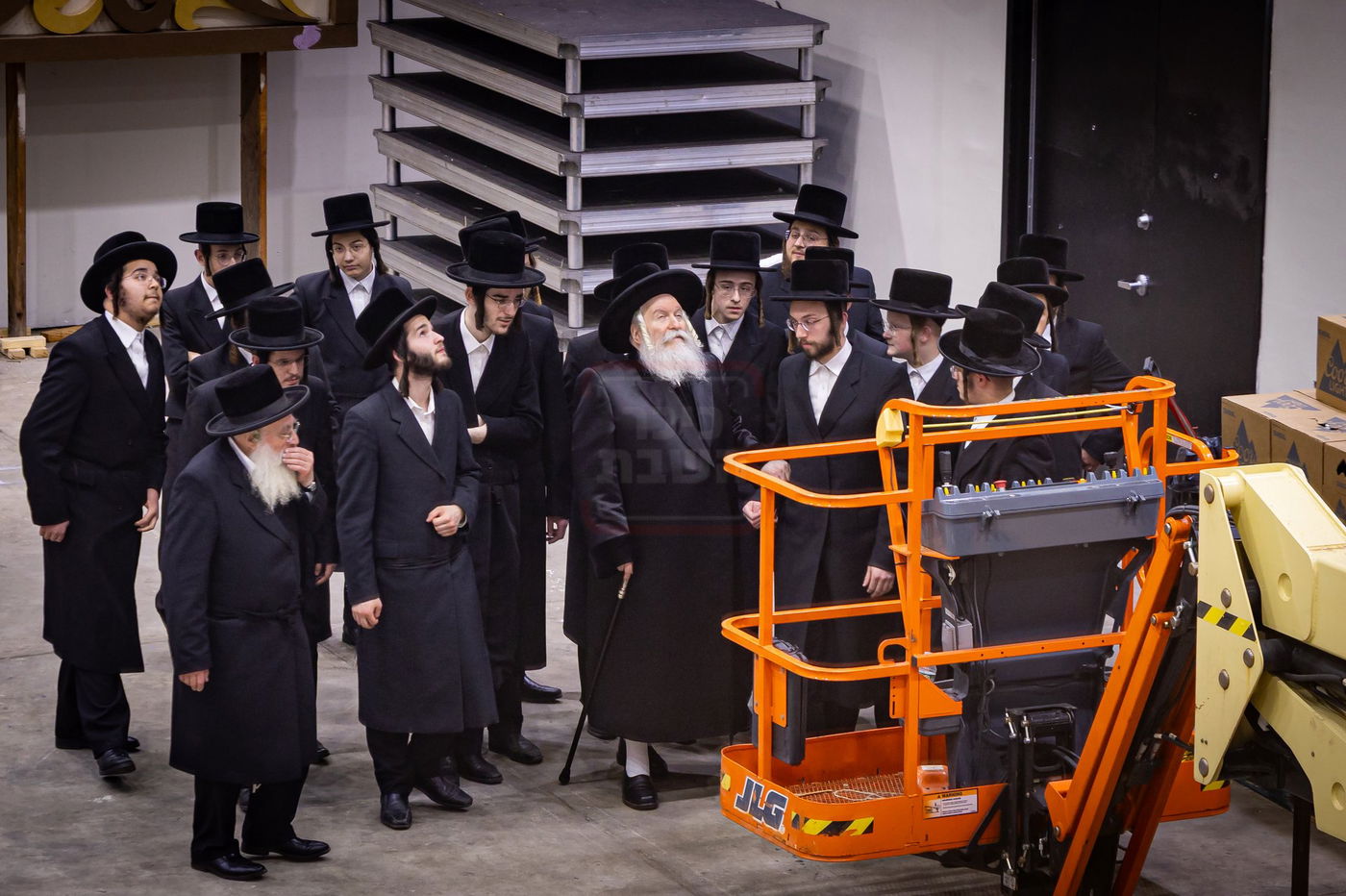 האדמו"ר מבאבוב בסיור בסוכה הגדולה של החסידות