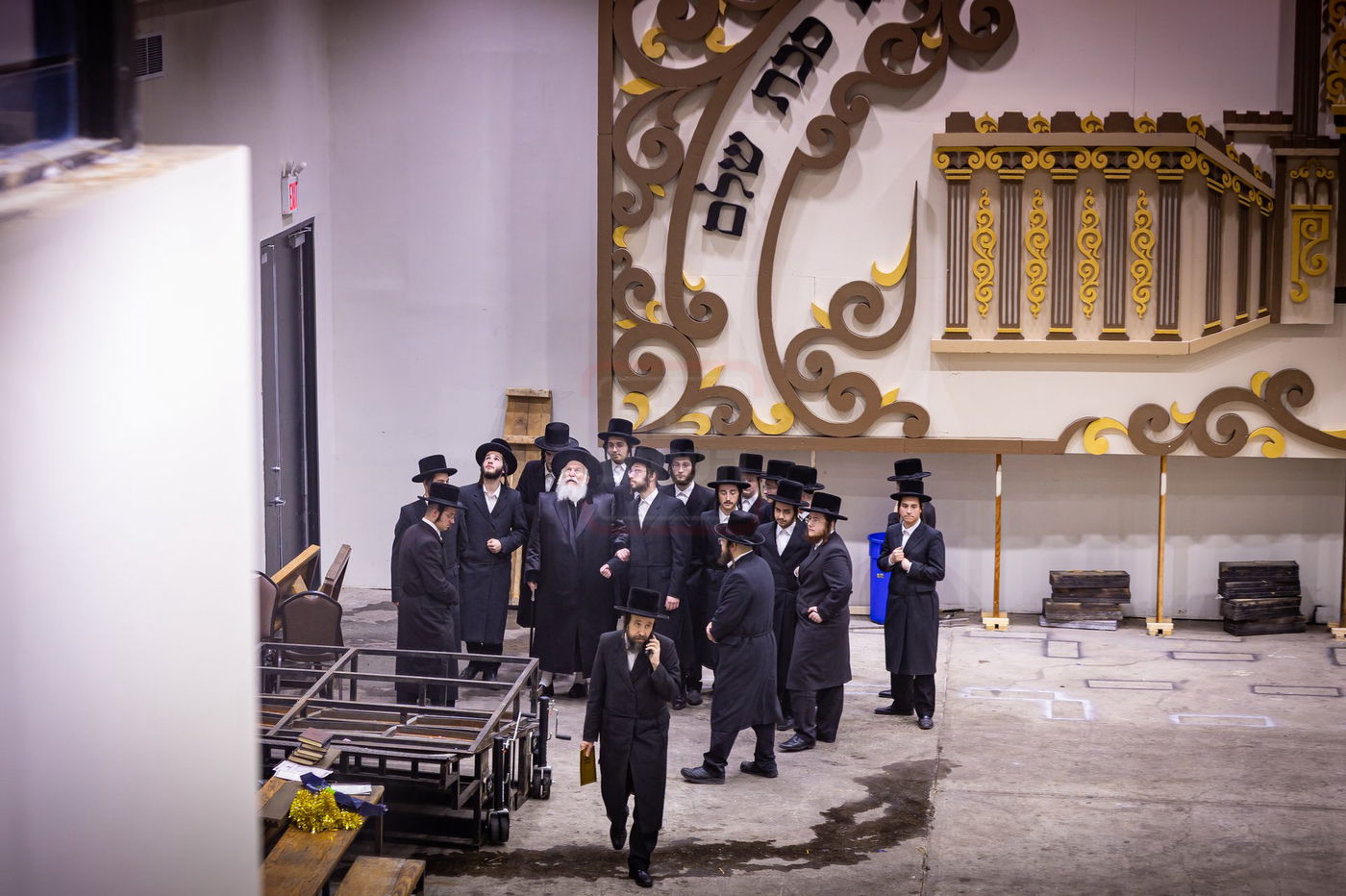 האדמו"ר מבאבוב בסיור בסוכה הגדולה של החסידות