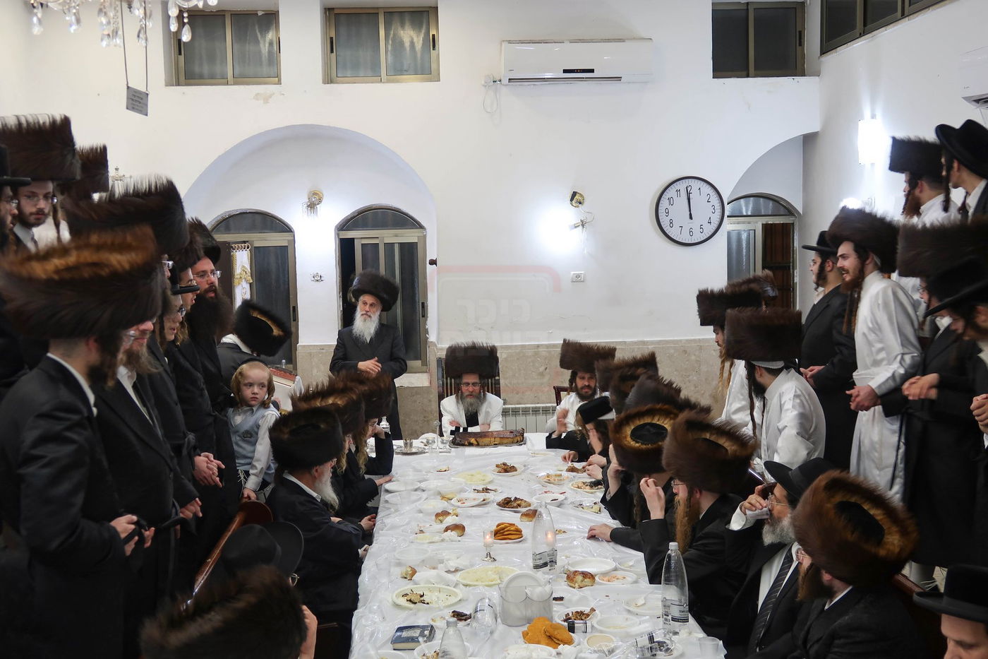 מוצאי יום כיפור אצל האדמו"ר מקרעטשניף סיגעט