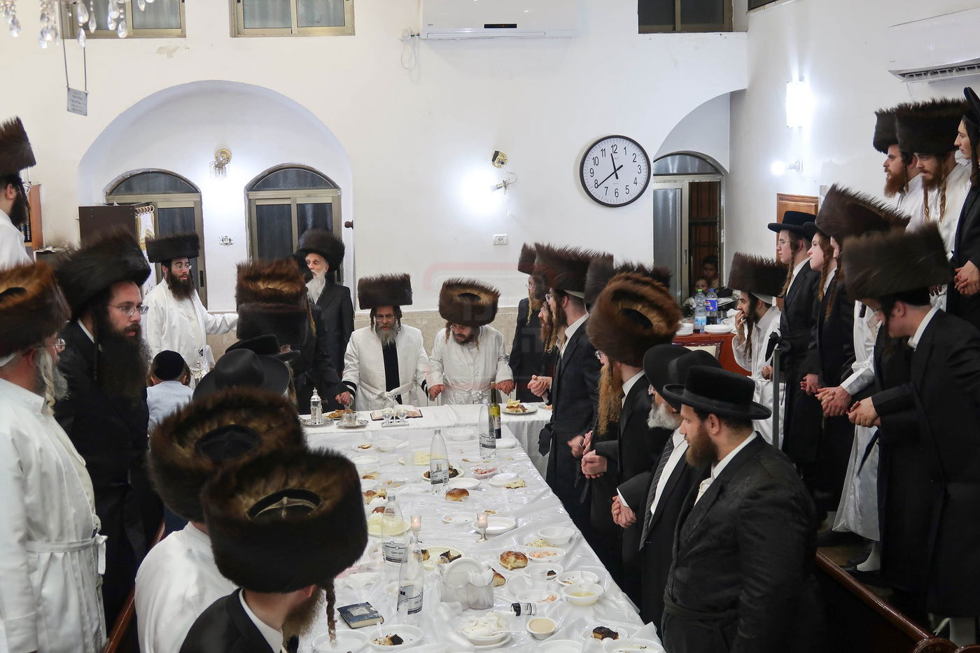 מוצאי יום כיפור אצל האדמו"ר מקרעטשניף סיגעט