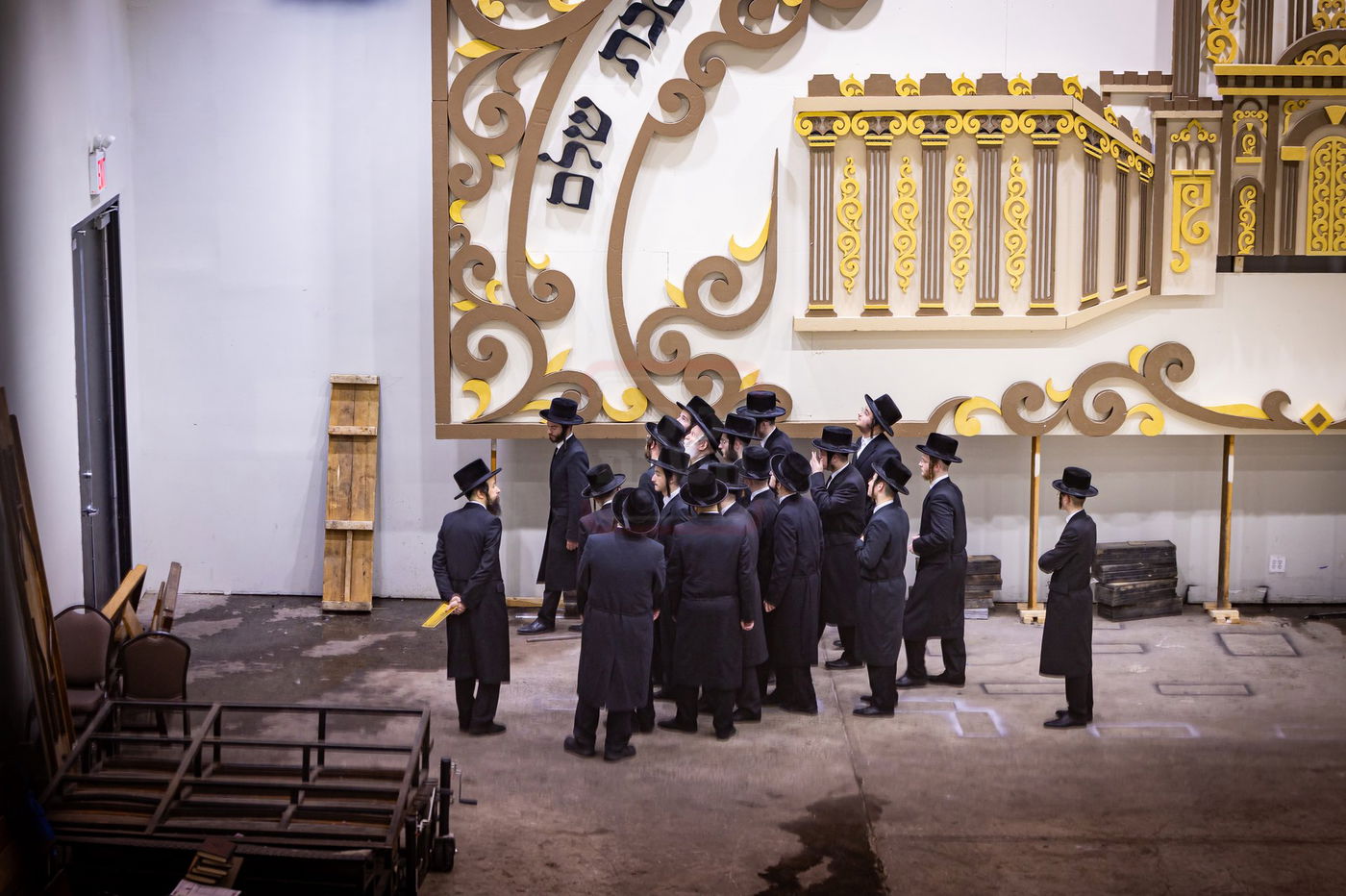 האדמו"ר מבאבוב בסיור בסוכה הגדולה של החסידות