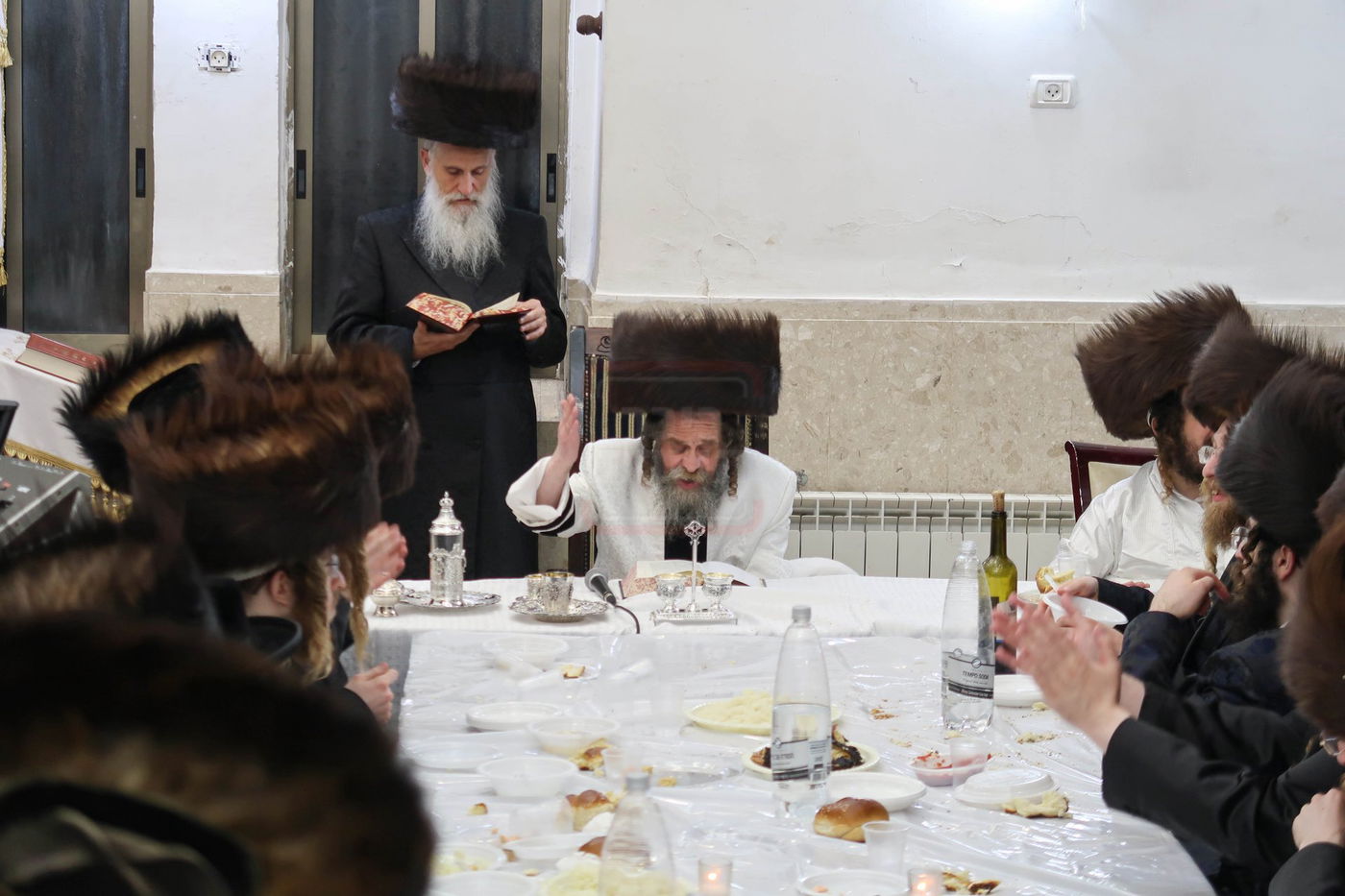 מוצאי יום כיפור אצל האדמו"ר מקרעטשניף סיגעט