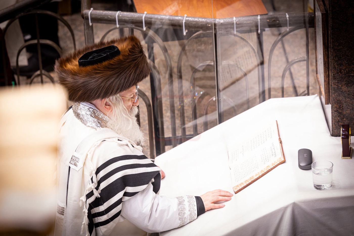 האדמו"ר מבאבוב בתפילת ערבית מוצאי יום כיפור