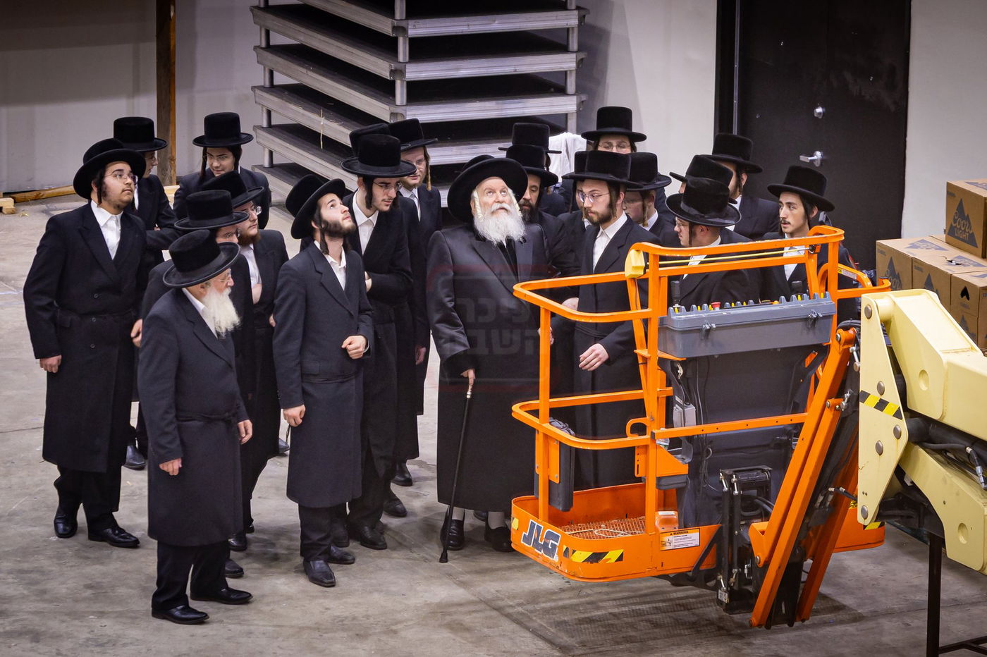 האדמו"ר מבאבוב בסיור בסוכה הגדולה של החסידות