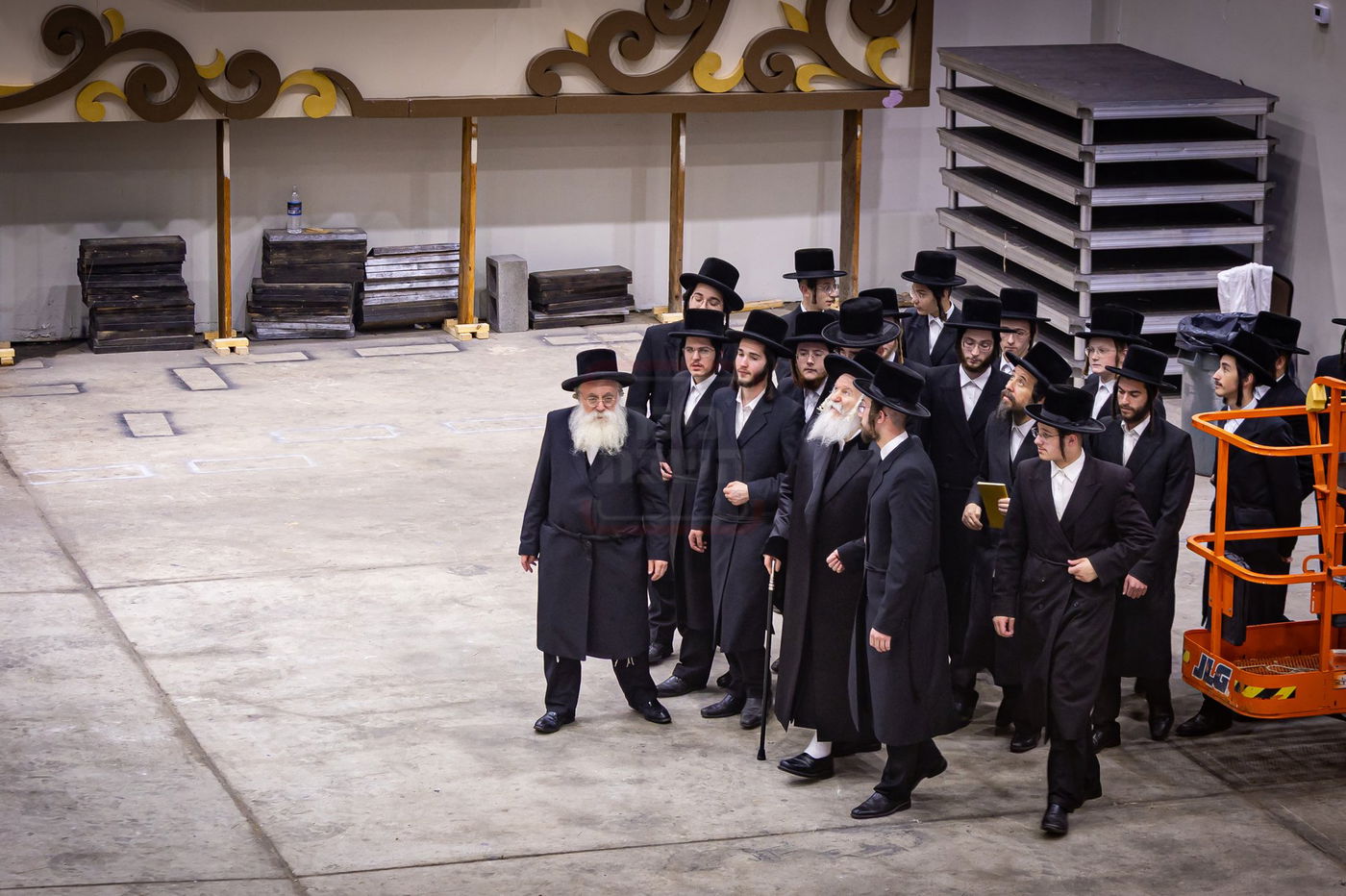 האדמו"ר מבאבוב בסיור בסוכה הגדולה של החסידות