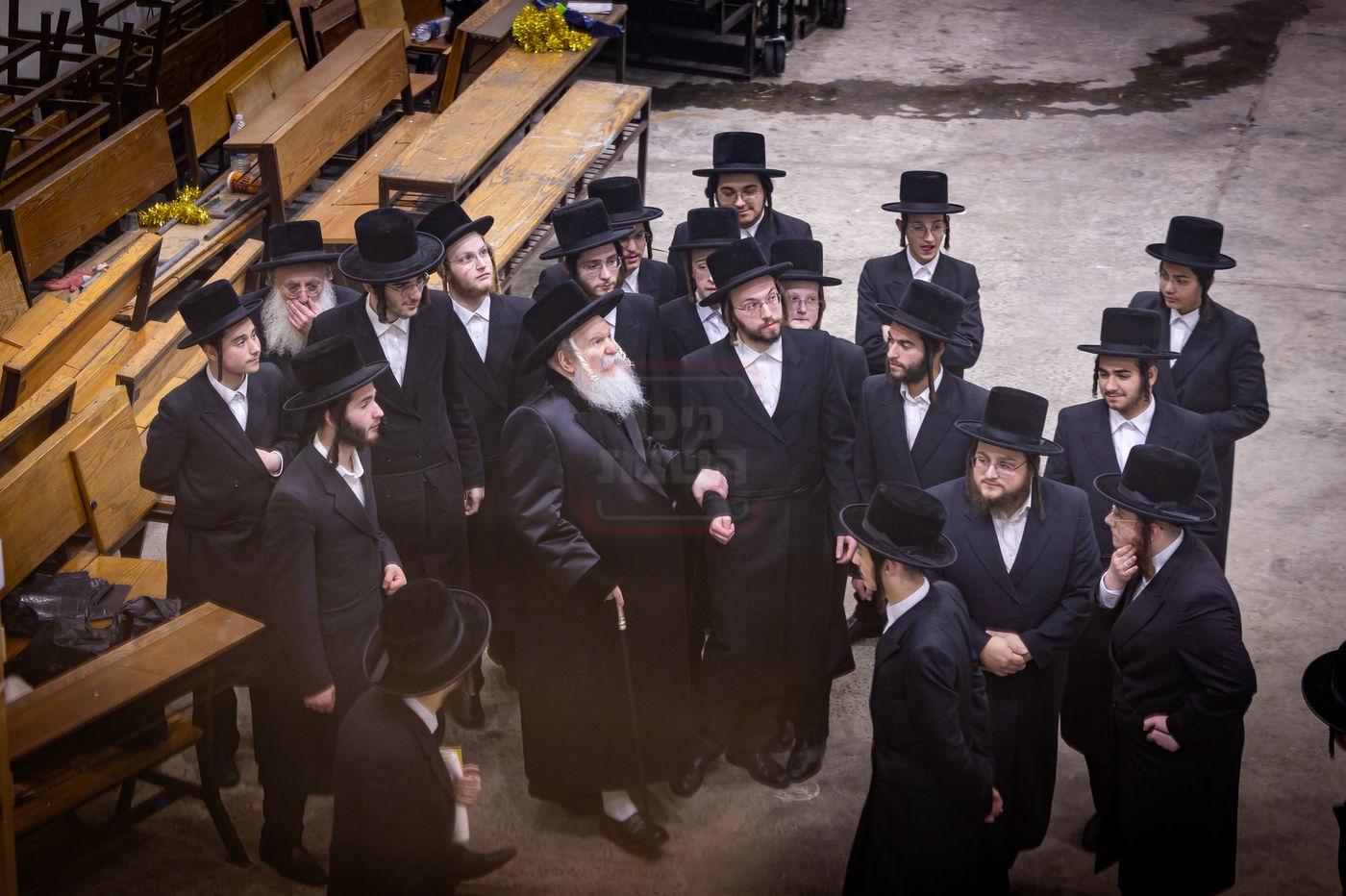 האדמו"ר מבאבוב בסיור בסוכה הגדולה של החסידות