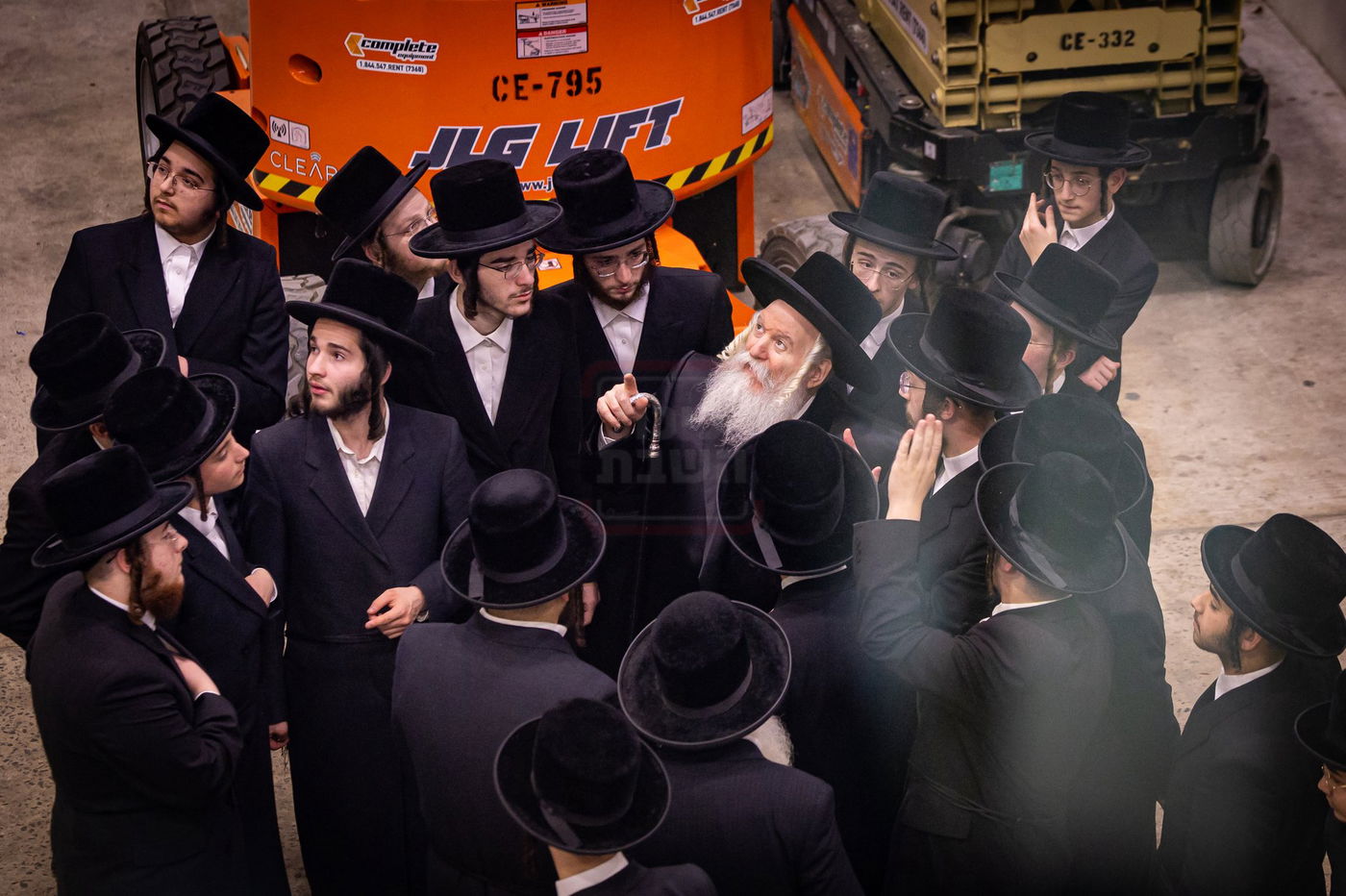 האדמו"ר מבאבוב בסיור בסוכה הגדולה של החסידות